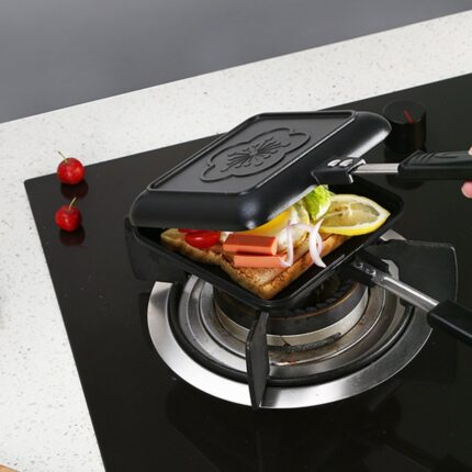 Poêle à sandwich à induction. Cuisinière de petit déjeuner